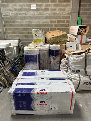 Plusieurs canettes de bière sont empilées sur une table dans un entrepôt