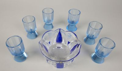 beaucoup de verres et un saladier sur la table