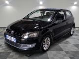 la volkswagen polo noire est garée sur un carrelage à carreaux