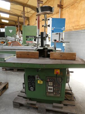 a picture of a machine that is sitting in a warehouse