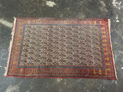 un vieux tapis posé par terre, avec une petite tache de saleté