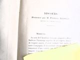 un livre sur lequel est collé un autocollant jaune