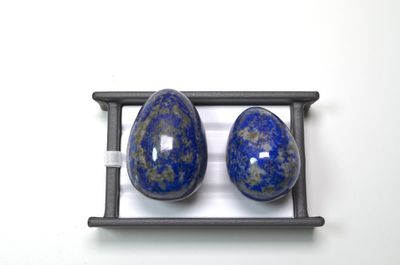 Un lot de deux œufs en lapis-lazuli d'un poids total de 1000…