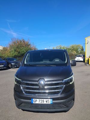 vue de face d'une camionnette noire garée sur un parking