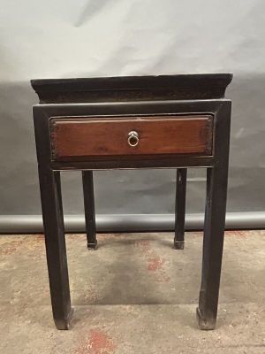 Table de salon à un tiroir partiellement teintée.