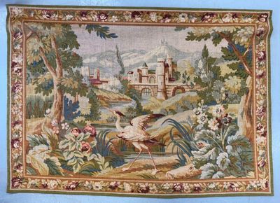 une image d'une tapisserie accrochée au mur d'une pièce