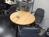 une petite table sur laquelle se trouve une tasse, dans une pièce