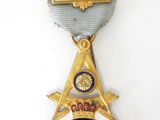 Gros plan sur une médaille ornée d'une croix