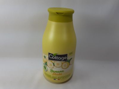 une bouteille de limonade posée sur une surface blanche