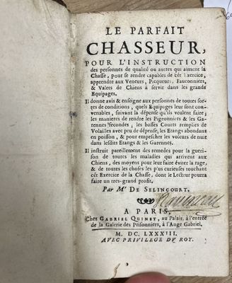 quelqu'un tient un livre ouvert à une page sur laquelle figurent des inscriptions