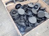 une boîte en bois remplie de pièces métalliques diverses