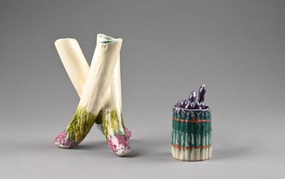 deux petits vases posés l'un à côté de l'autre