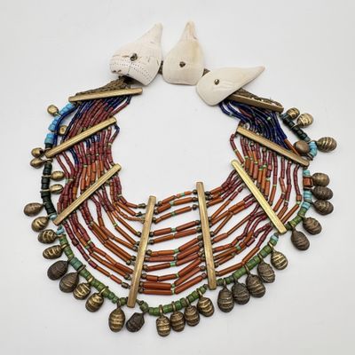 gros plan d'un collier sur une surface blanche