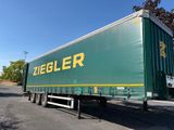 une semi-remorque verte garée sur le bord de la route
