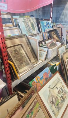 beaucoup de photos encadrées sur les étagères du magasin