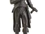 statue en bronze représentant un homme armé, posée sur un socle en marbre