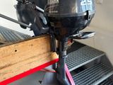 un moteur posé sur un support dans un garage