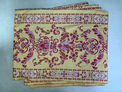 deux nappes jaunes et rouges ornées de motifs floraux