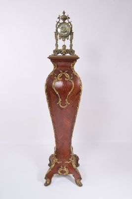 un grand vase surmonté d'une horloge