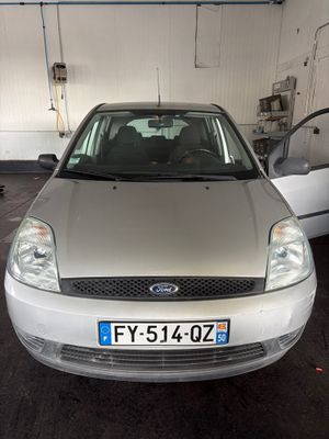 une voiture argentée garée dans un garage