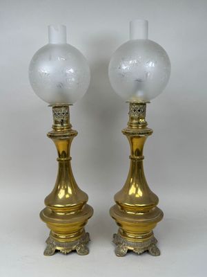 paire de lampes de table anciennes en laiton avec des globes en verre dépoli