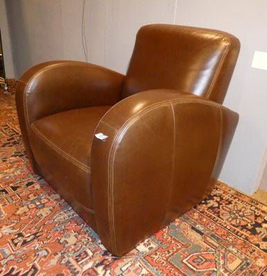 fauteuil inclinable en cuir marron dans un salon orné d'un tapis oriental