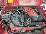 une boîte à outils rouge contenant des outils, posée sur une table
