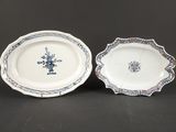 une paire d'assiettes bleues et blanches ornées de fleurs, posées sur une table