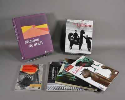Plusieurs livres sont posés les uns à côté des autres sur une table.