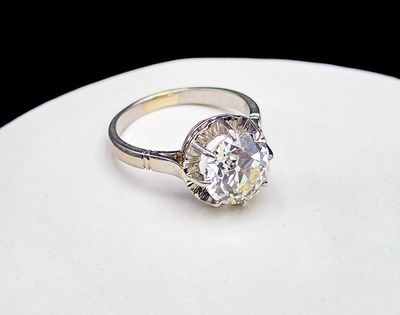 une photo d'une bague en diamant posée sur une assiette blanche