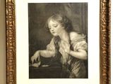 une vieille photo d'une femme assise à une table devant une assiette de nourriture
