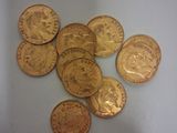 une pile de pièces d'or sur une surface blanche