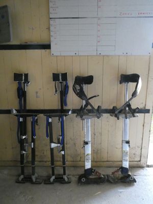 un mur sur lequel sont accrochés plusieurs paires de skis et des bâtons de ski