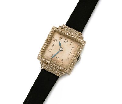 une montre posée sur un bracelet noir