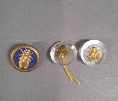 Lot de trois boutons à décor d'abeilles, deux en métal et pl…