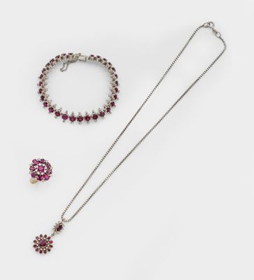 une collection de bijoux comprenant un collier, un bracelet et une bague