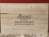 une boîte en bois sur laquelle est apposée une étiquette de vin