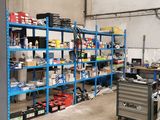 un garage avec de nombreux outils sur les étagères