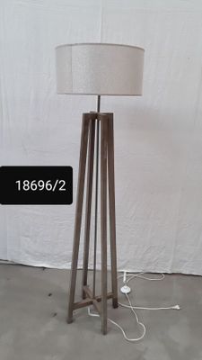 un lampadaire en bois surmonté d'un abat-jour blanc