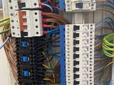 an image of a bunch of electrical wires and wires in a box