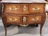 une commode au plateau en marbre dans un magasin