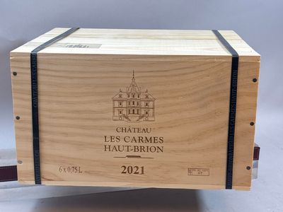 gros plan d'une boîte en bois portant une étiquette