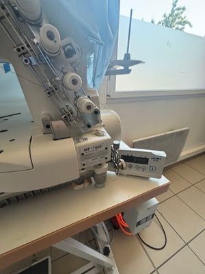 une machine à coudre posée sur une table