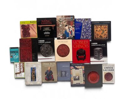 un grand nombre de livres posés sur une table