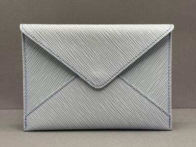 une enveloppe blanche ornée d'une bande bleue
