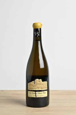 une bouteille de vin posée sur une table
