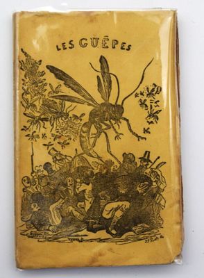 un vieux livre dont la couverture est ornée d'une illustration représentant un insecte