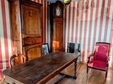 une grande table en bois au milieu d'une pièce