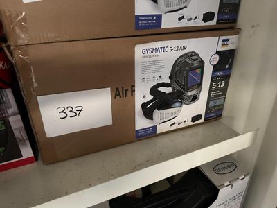 deux boîtes posées sur une étagère sur laquelle se trouve un ordinateur