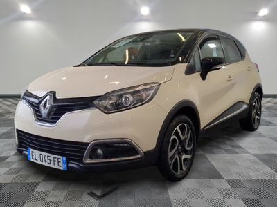 une voiture blanche garée sur un sol en damier dans un garage